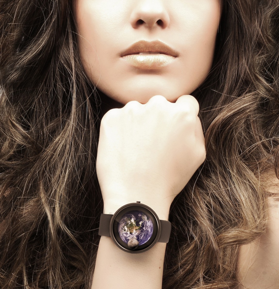 Жена часами смотрит. Красивые женские часы. Красивые часы на руку. Часы на руку женские. Девушка с часами.