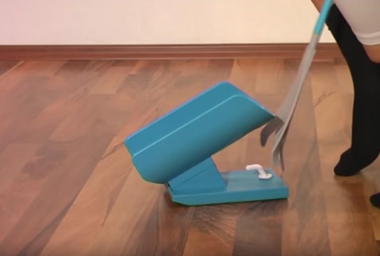 The Sock Aid Is the OneHand Solution to Putting on Your Socks Problem