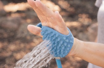 Wash Your Pet With The Palm Of Your Hand Using Aquapaw