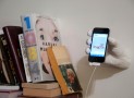 The Hand Dock – A Hand To Hold Your iPhone Or iPad