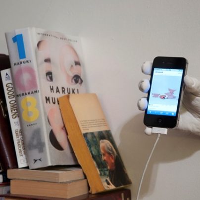 The Hand Dock – A Hand To Hold Your iPhone Or iPad