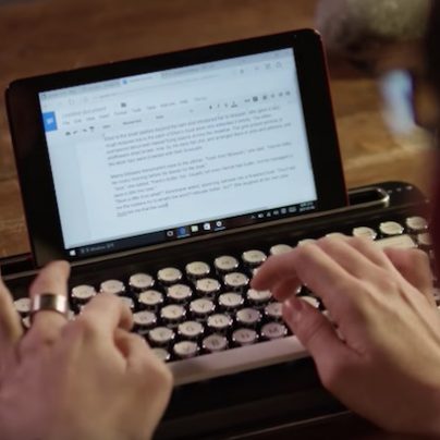 The Elretron Penna Keyboard Turns your Tablet into a Retro Typewriter