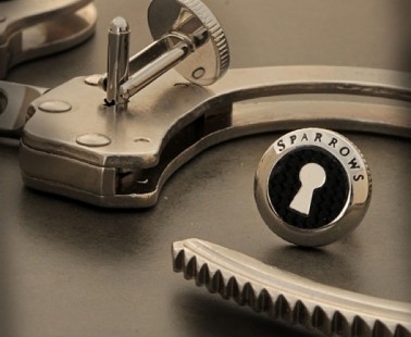 Sparrows UNCUFF Cufflink”Žs Can Unlock Most Standard Hand Cuffs